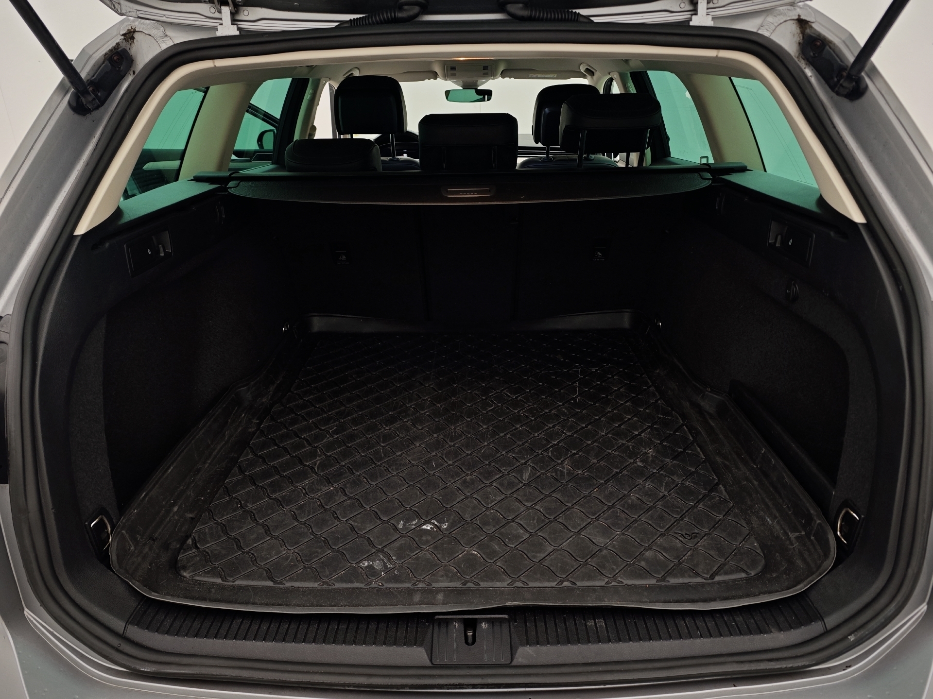 Sølv VW Passat fra 2017