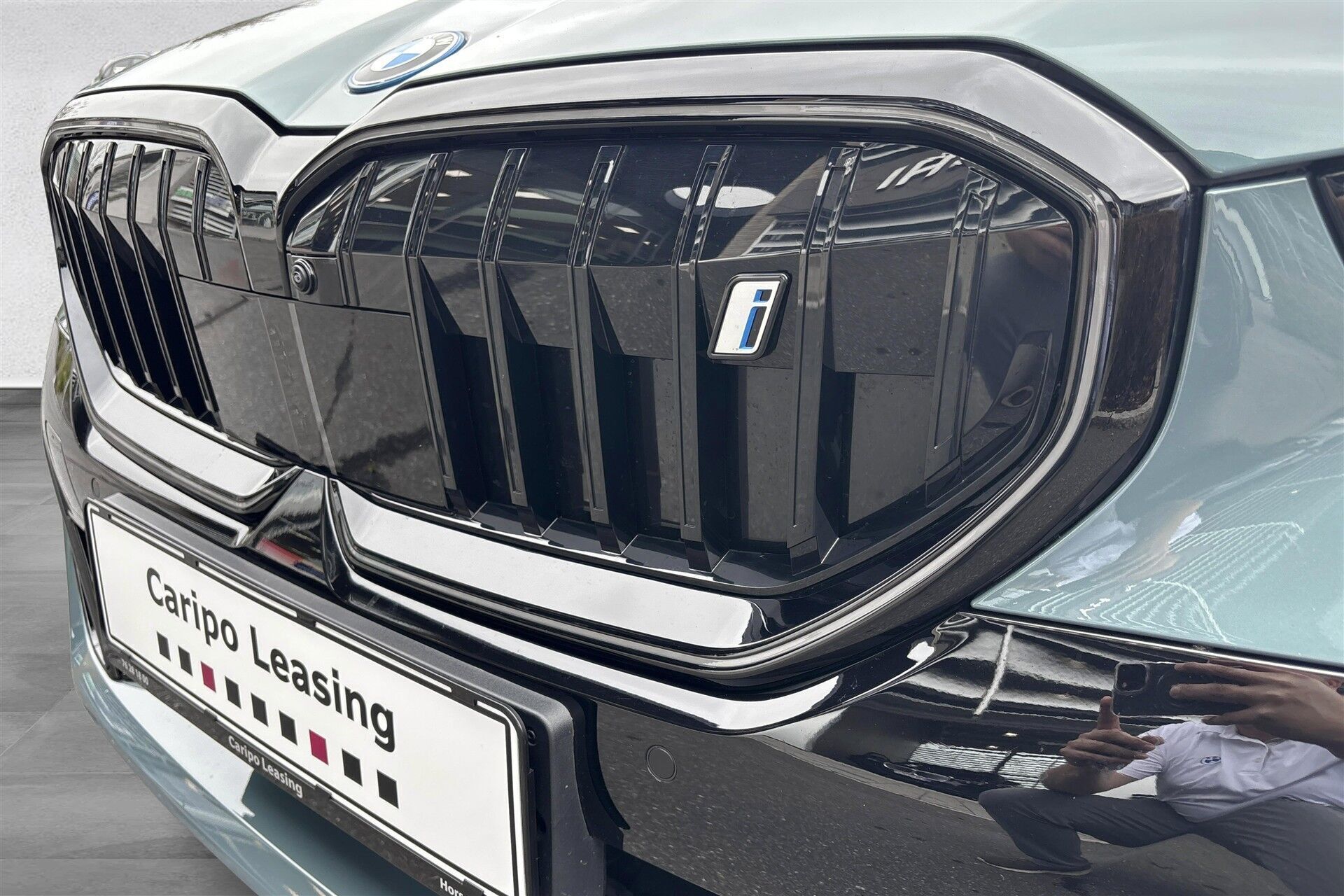 Grøn BMW i5 fra 2025