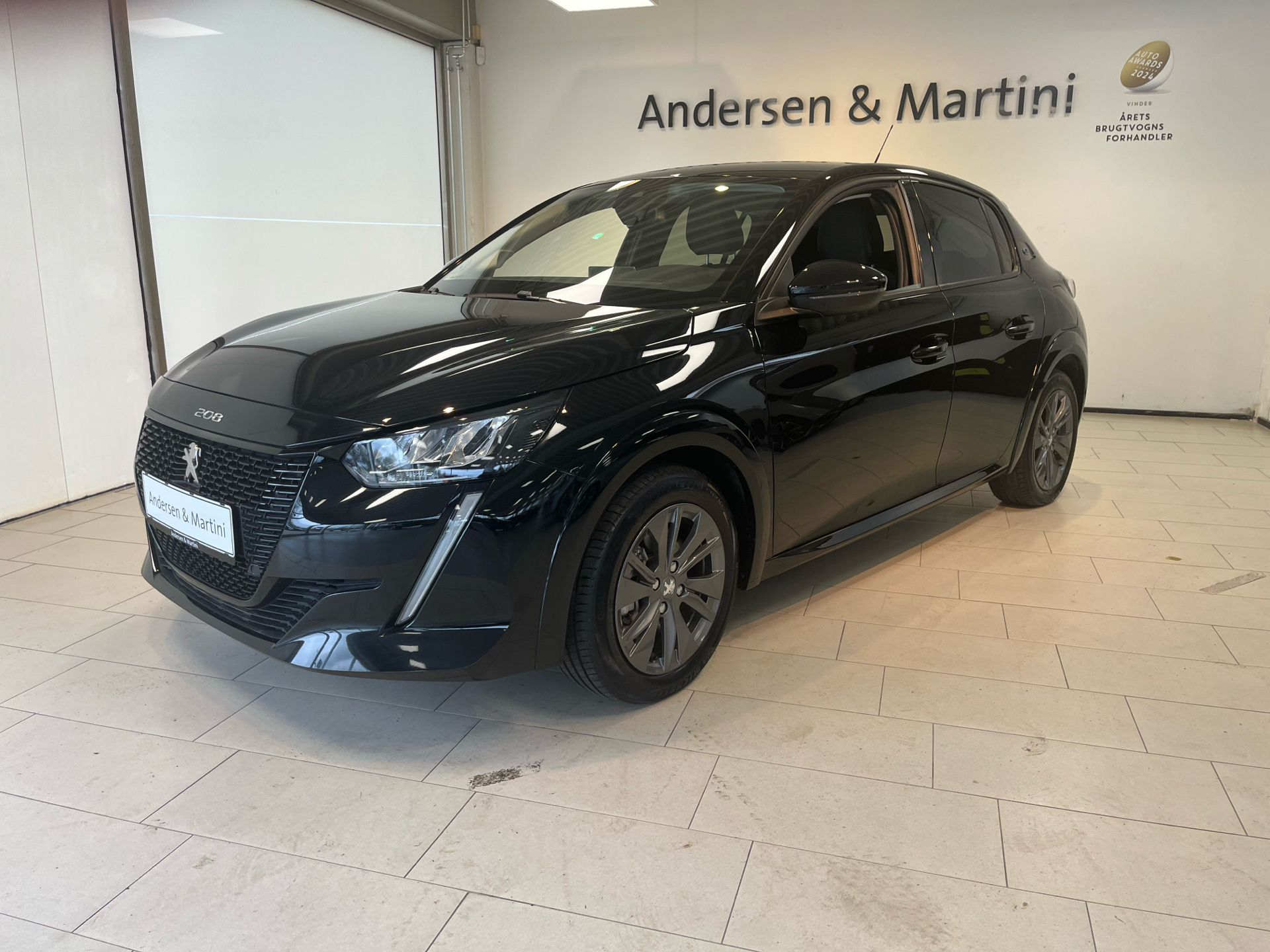 Sort Peugeot e-208 fra 2023 set udefra