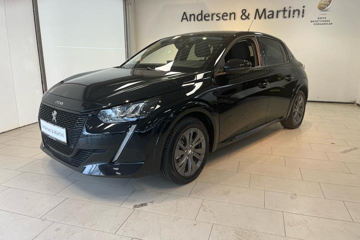 Sort Peugeot e-208 fra 2023 set udefra