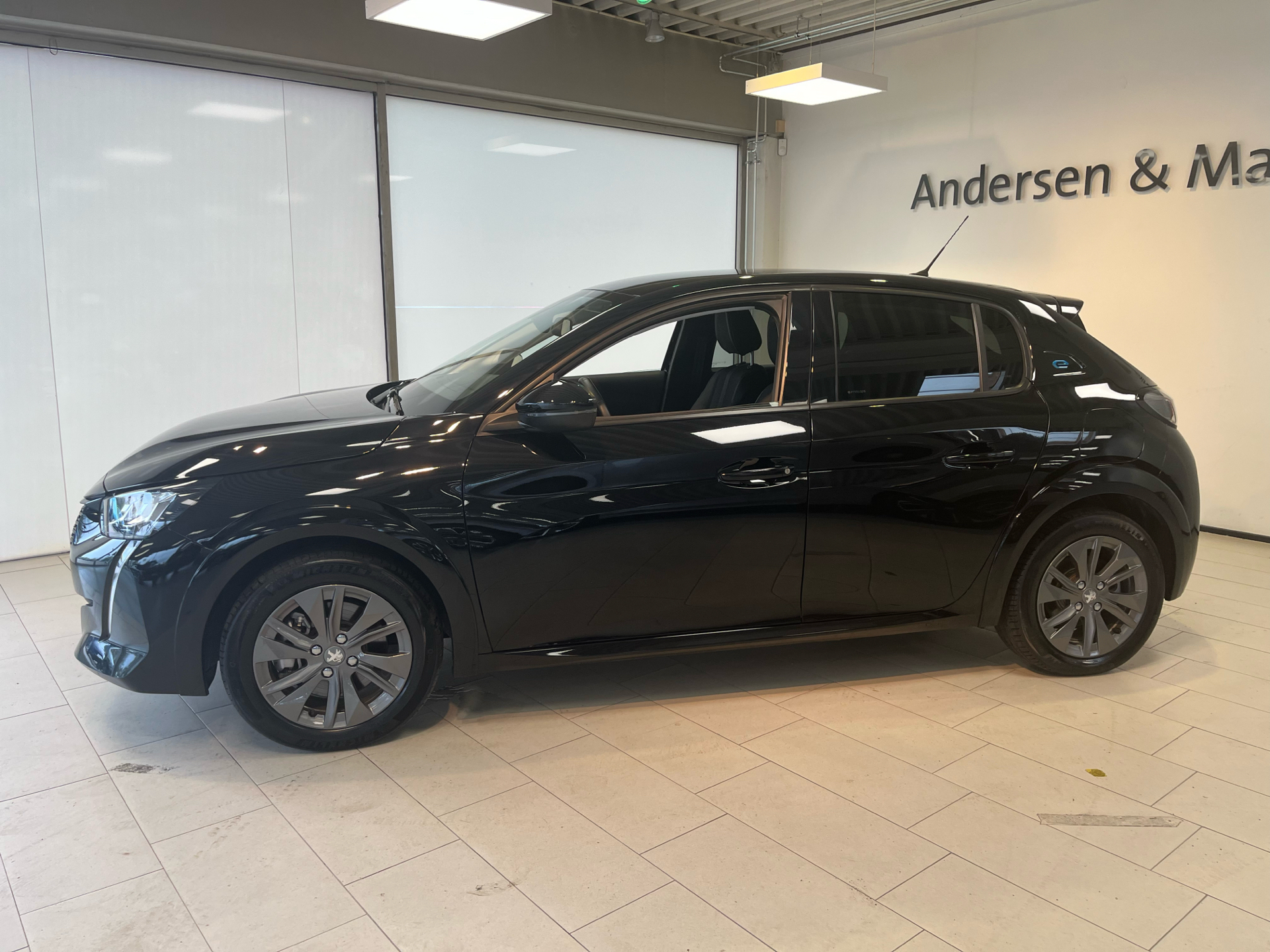 Sort Peugeot e-208 fra 2023