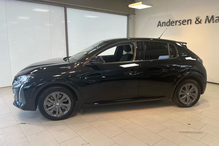 Sort Peugeot e-208 fra 2023
