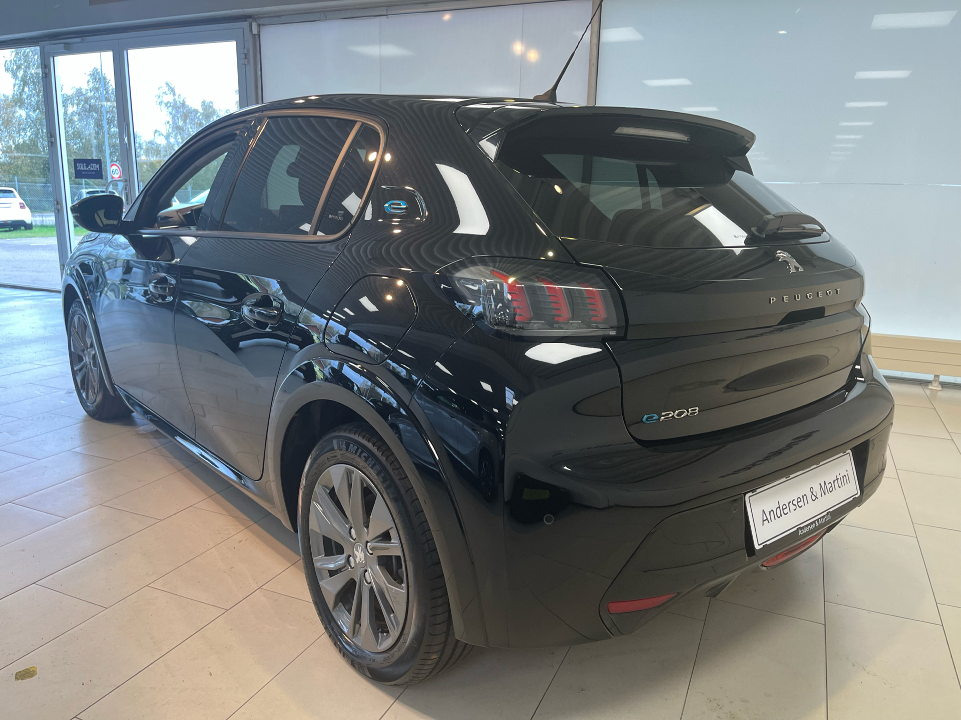 Sort Peugeot e-208 fra 2023