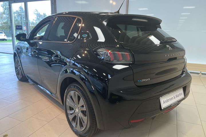 Sort Peugeot e-208 fra 2023