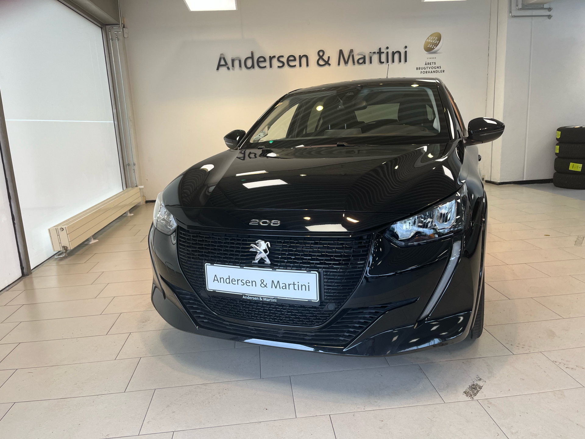Sort Peugeot e-208 fra 2023