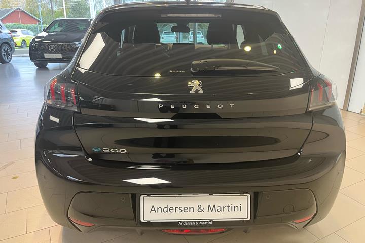 Sort Peugeot e-208 fra 2023