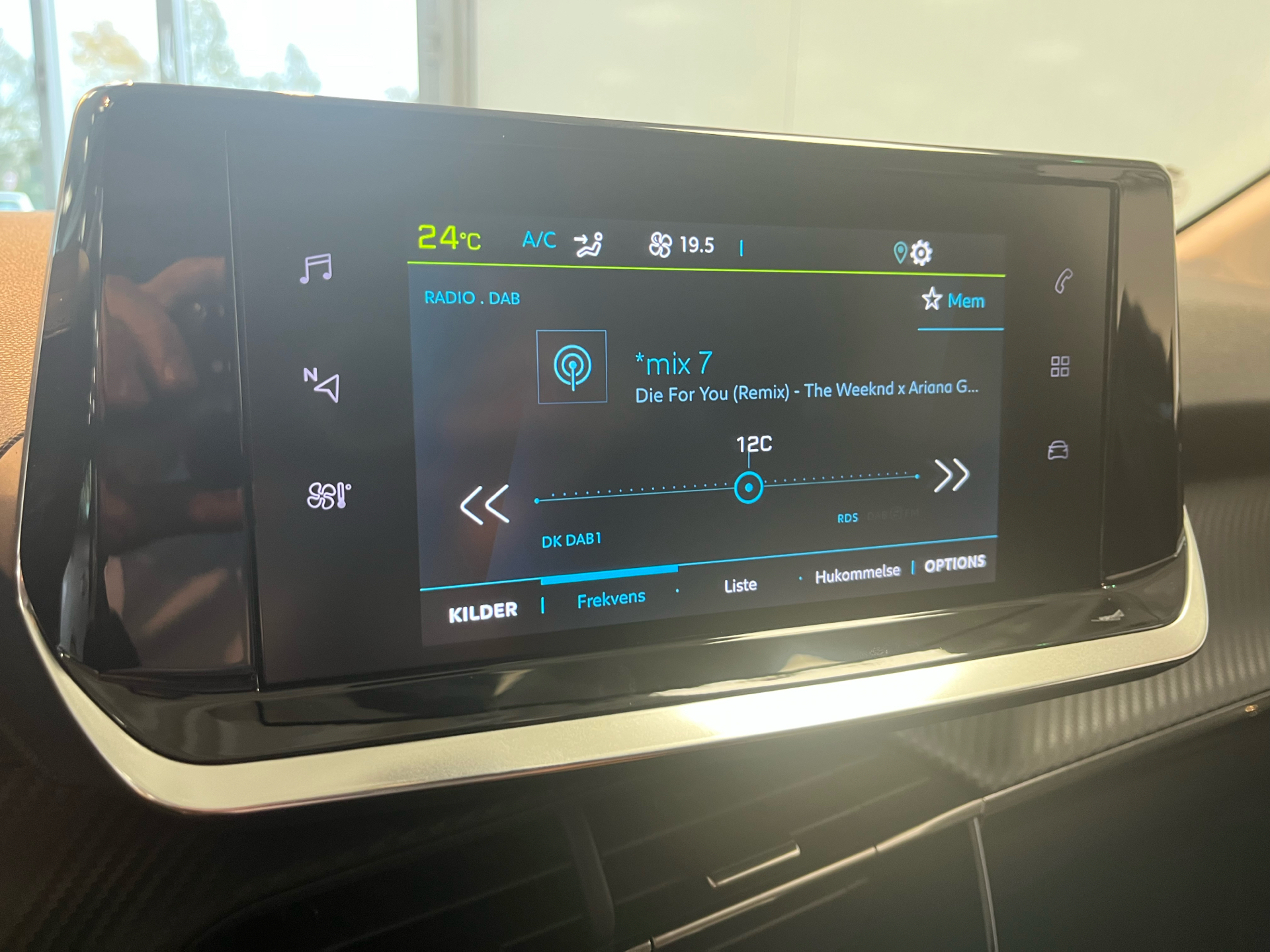 Sort Peugeot e-208 fra 2023