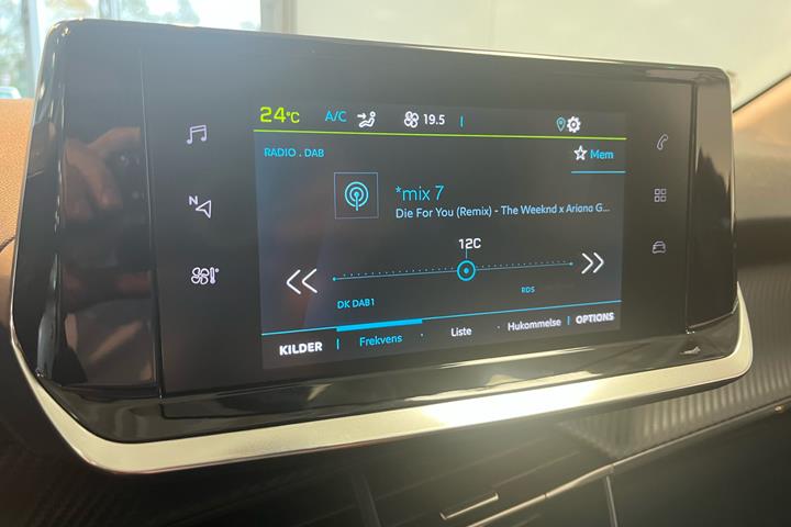 Sort Peugeot e-208 fra 2023