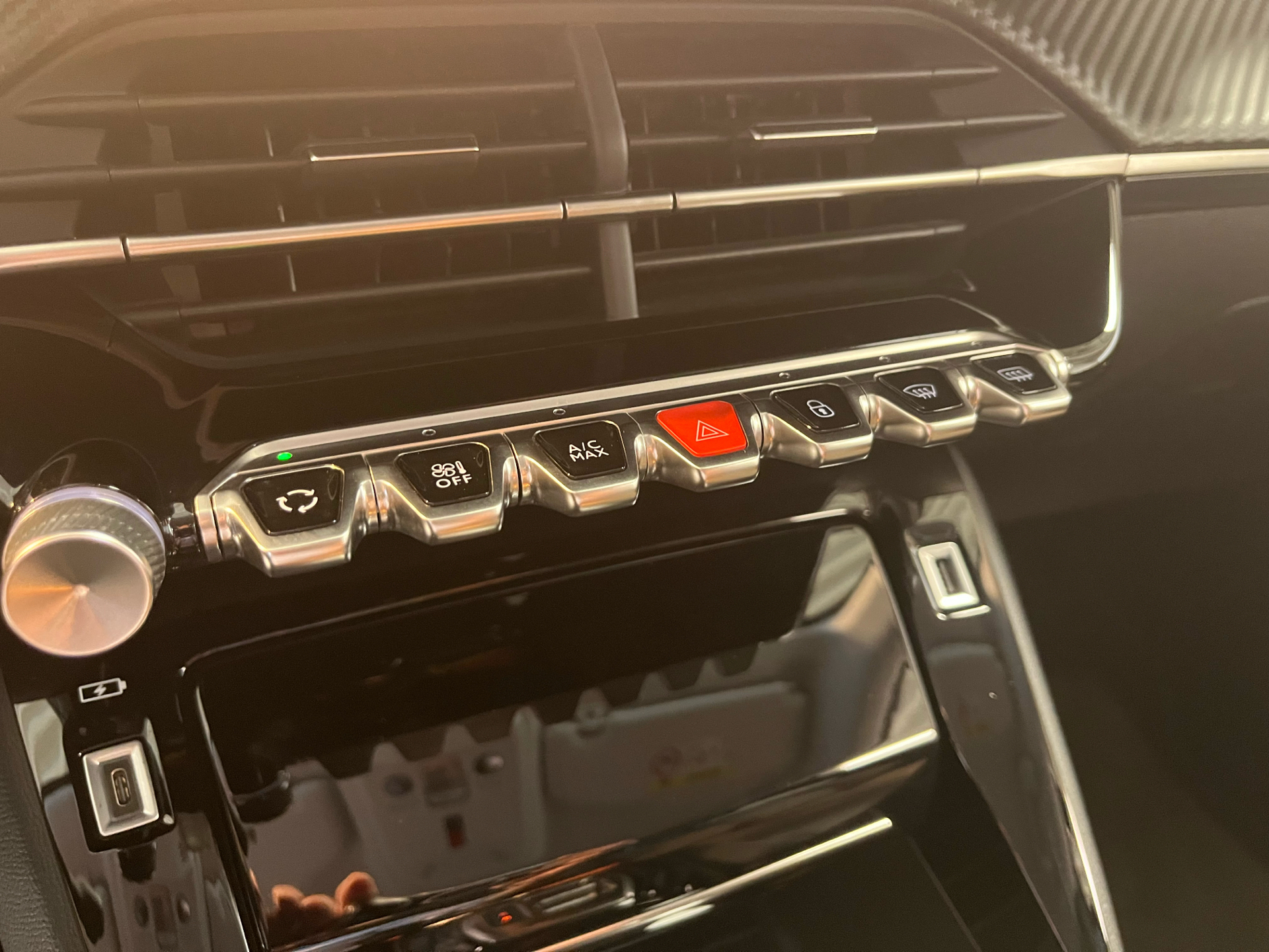 Sort Peugeot e-208 fra 2023