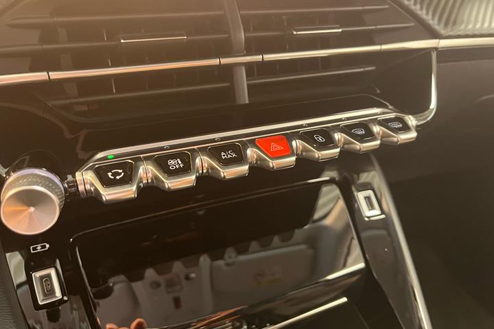 Sort Peugeot e-208 fra 2023