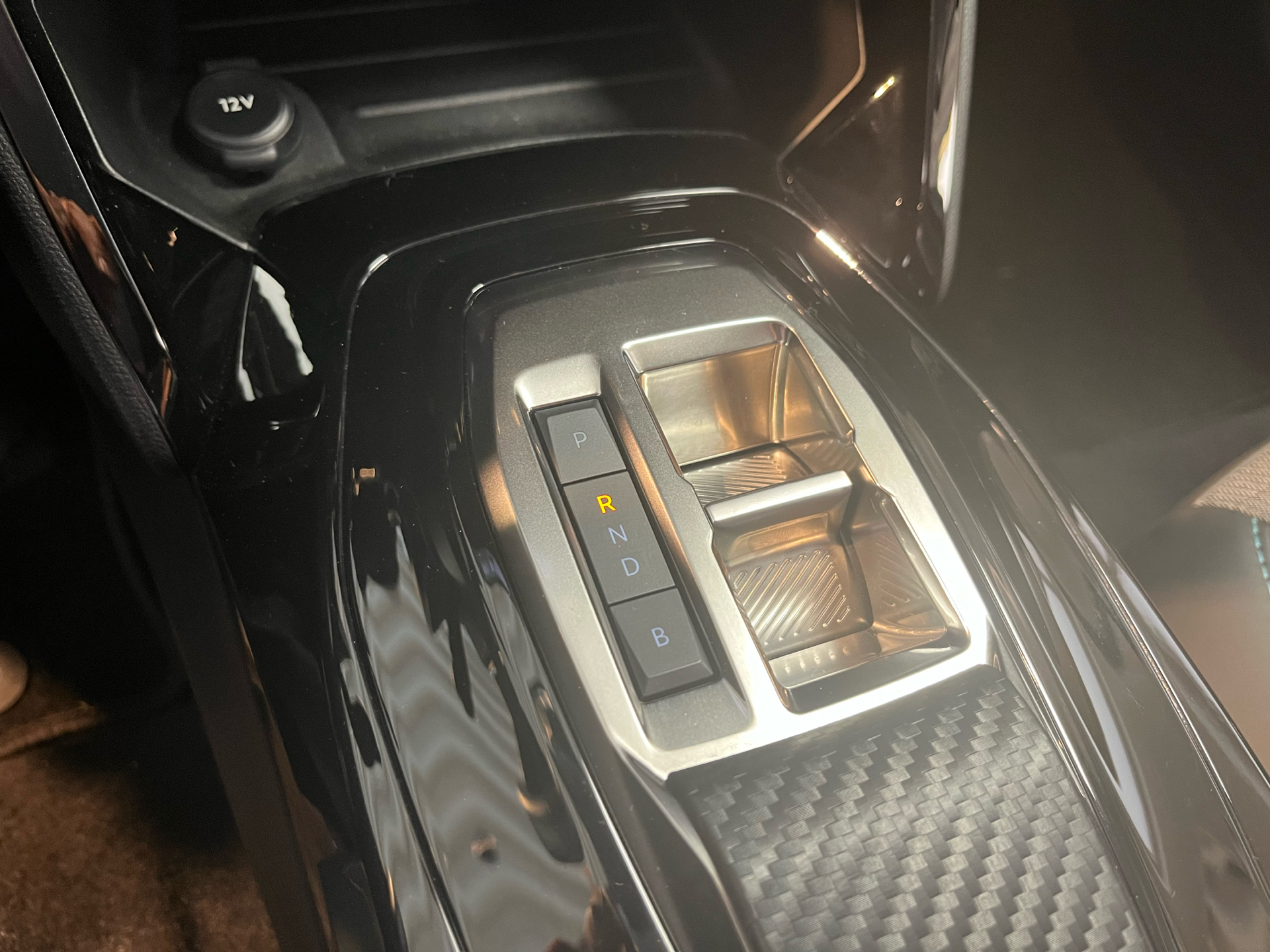 Sort Peugeot e-208 fra 2023