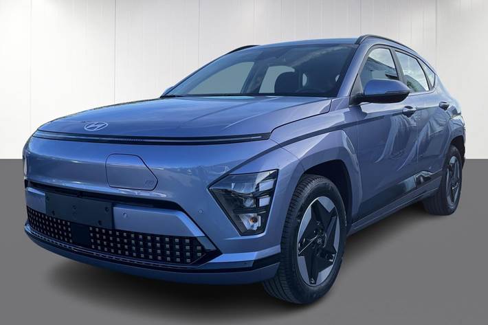 Blå Hyundai Kona fra 2024 set udefra