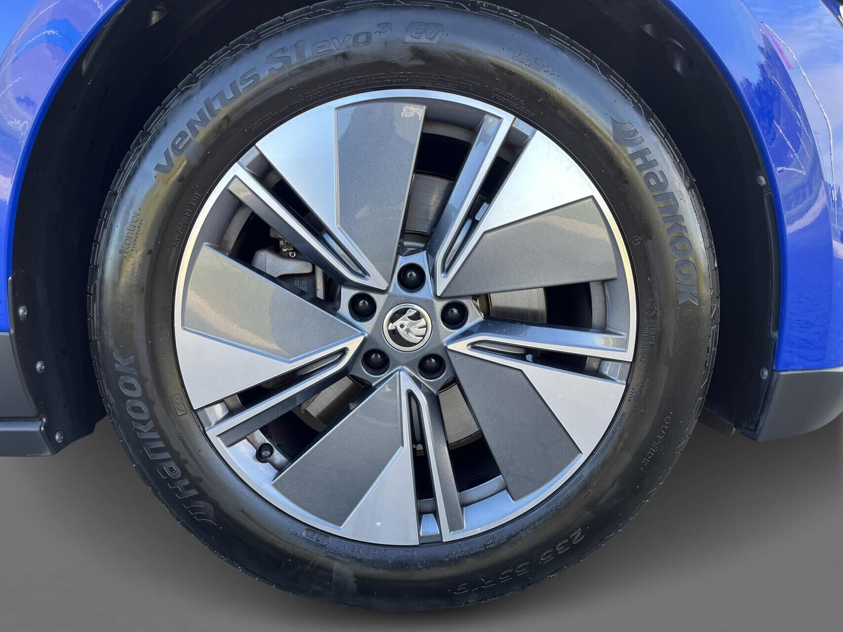 Blå Skoda Enyaq iV fra 2021