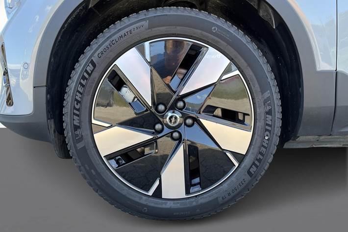 Grå Volvo C40 fra 2023