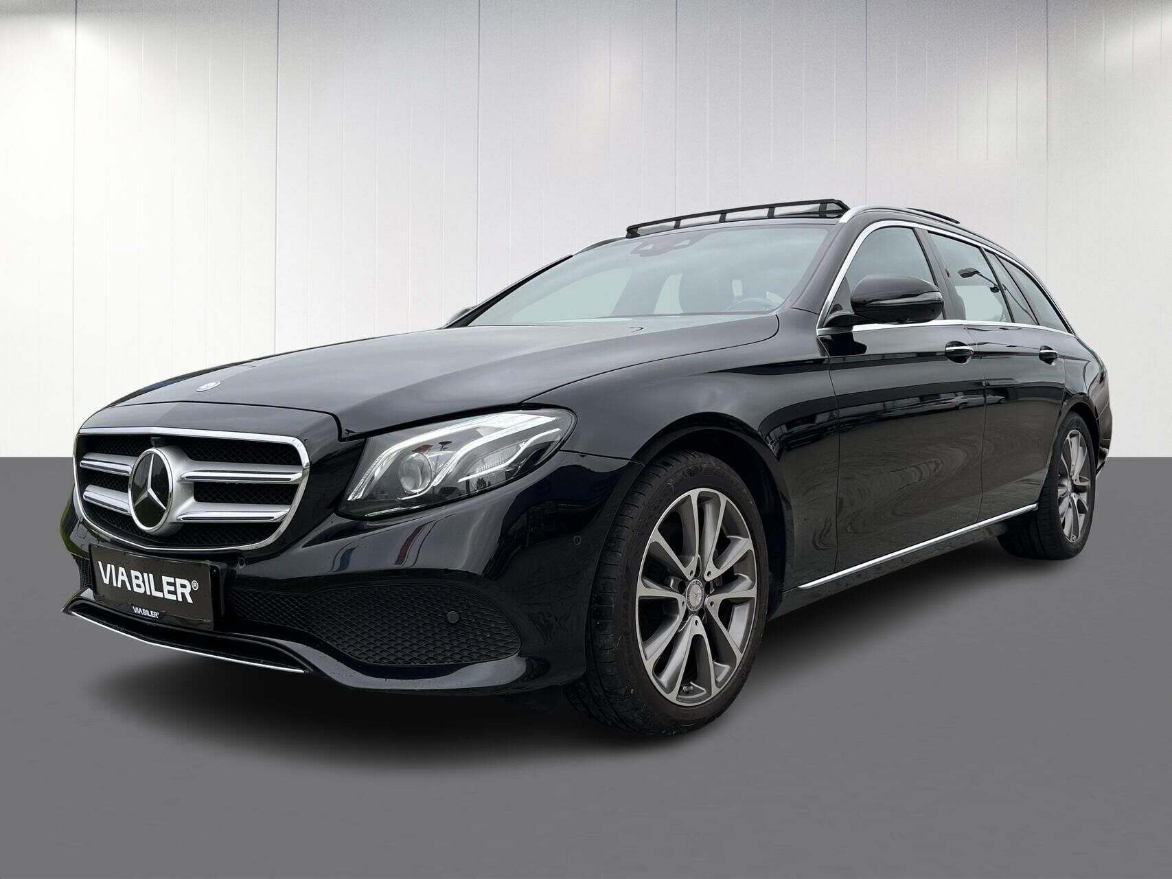 Sort Mercedes E220 d fra 2017 set udefra