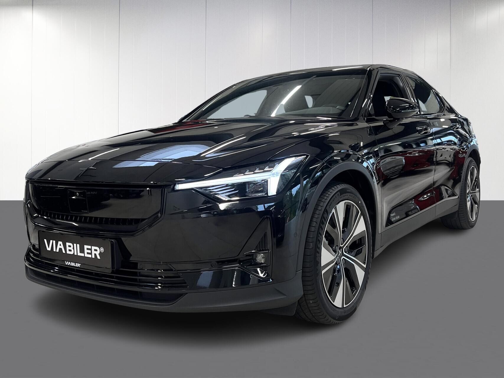 Sort Polestar 2 fra 2024 set udefra