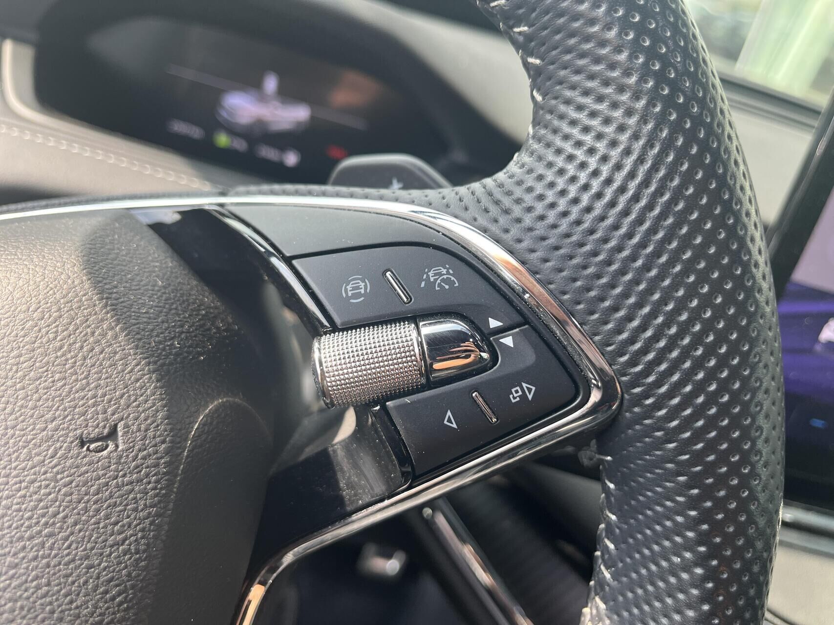 Grå Skoda Enyaq iV fra 2023