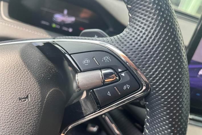 Grå Skoda Enyaq iV fra 2023