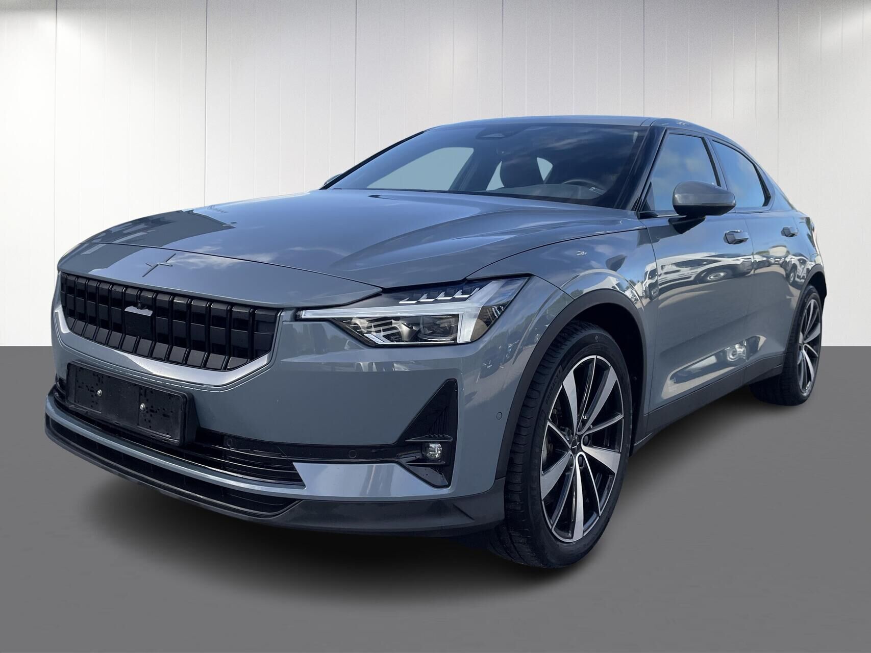 Grå Polestar 2 fra 2022 set udefra