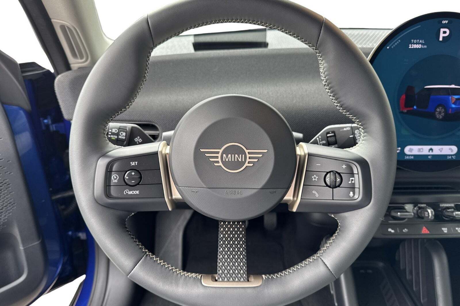 Blå Mini Cooper E fra 2024