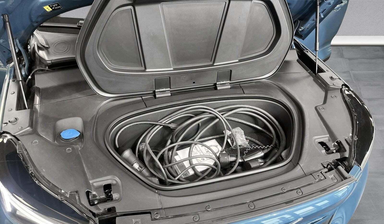 Blå Volvo XC40 fra 2023