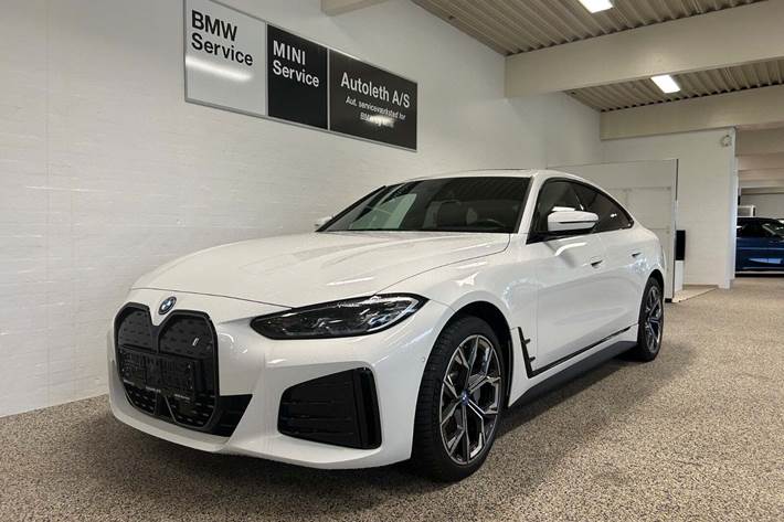 Hvid BMW i4 fra 2023 set udefra