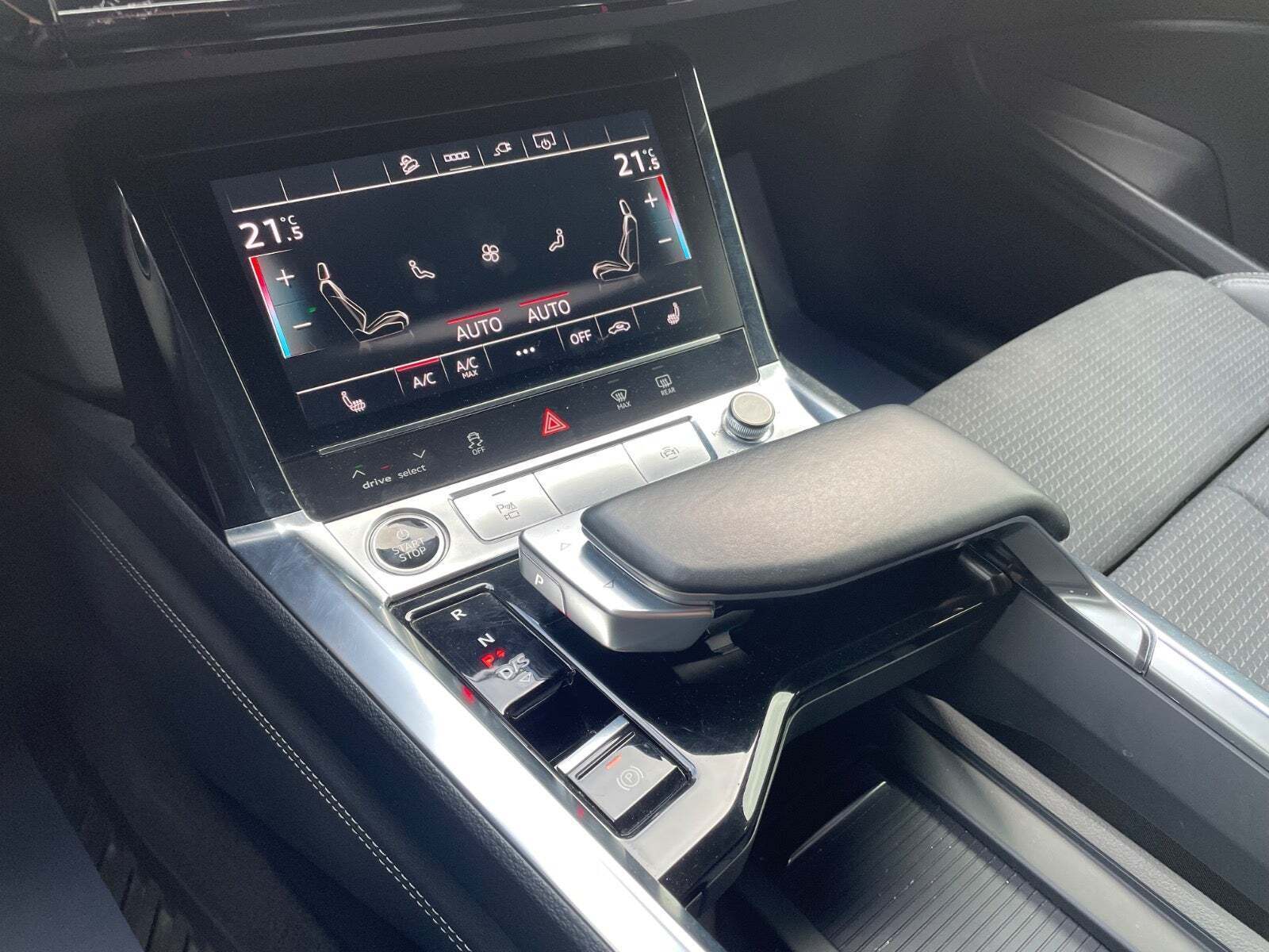 Hvid Audi e-tron fra 2022