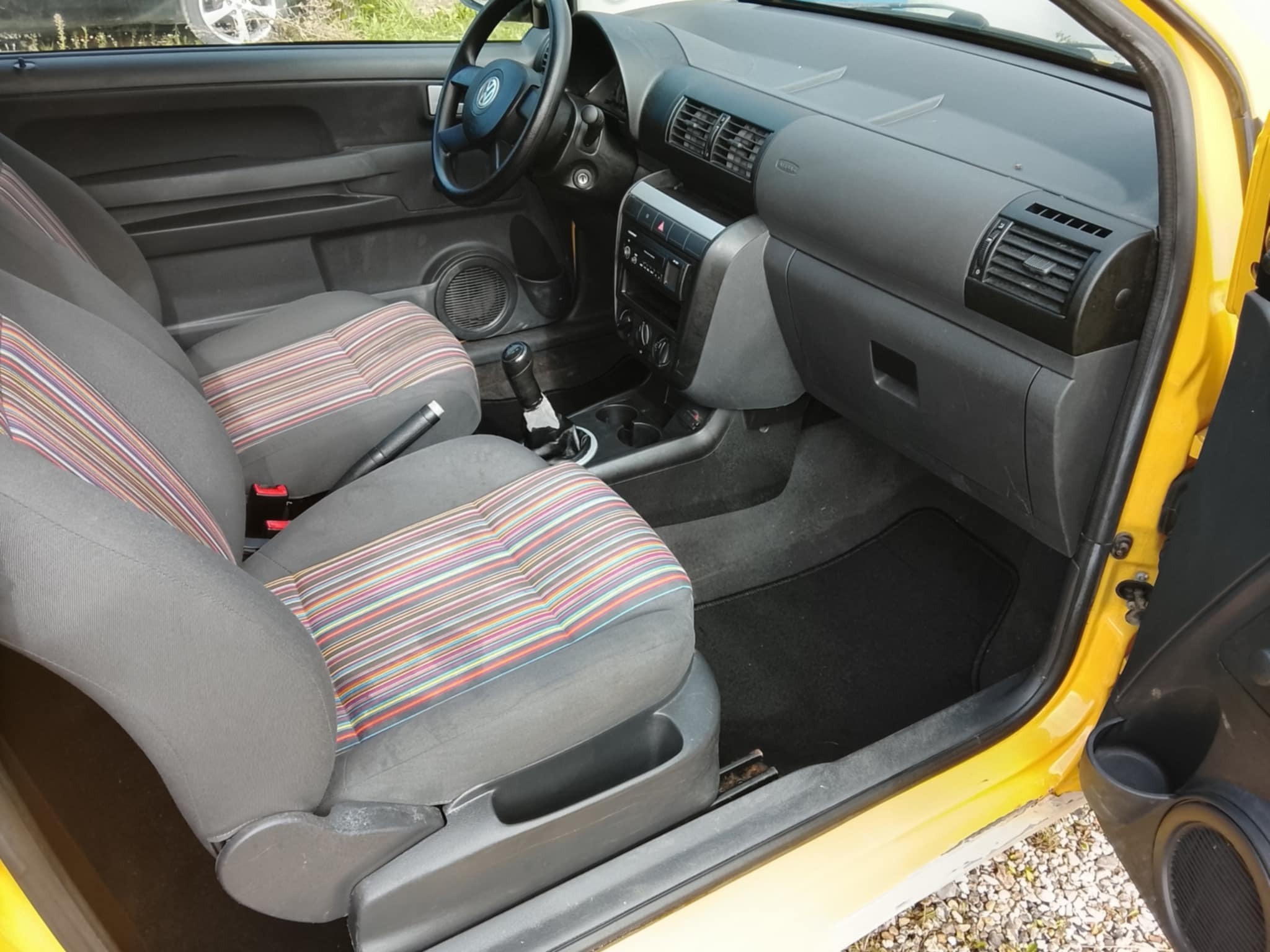 Gul VW Fox fra 2006
