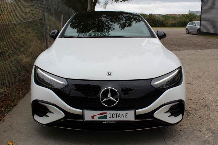 Hvid Mercedes EQE350 fra 2024 set udefra