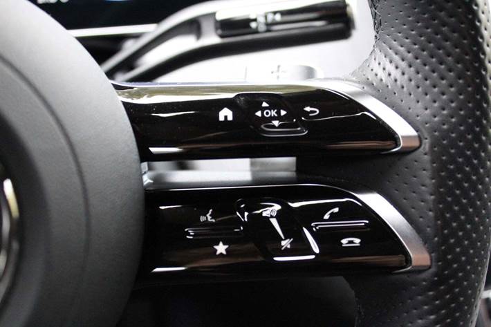 Hvid Mercedes EQE350 fra 2024