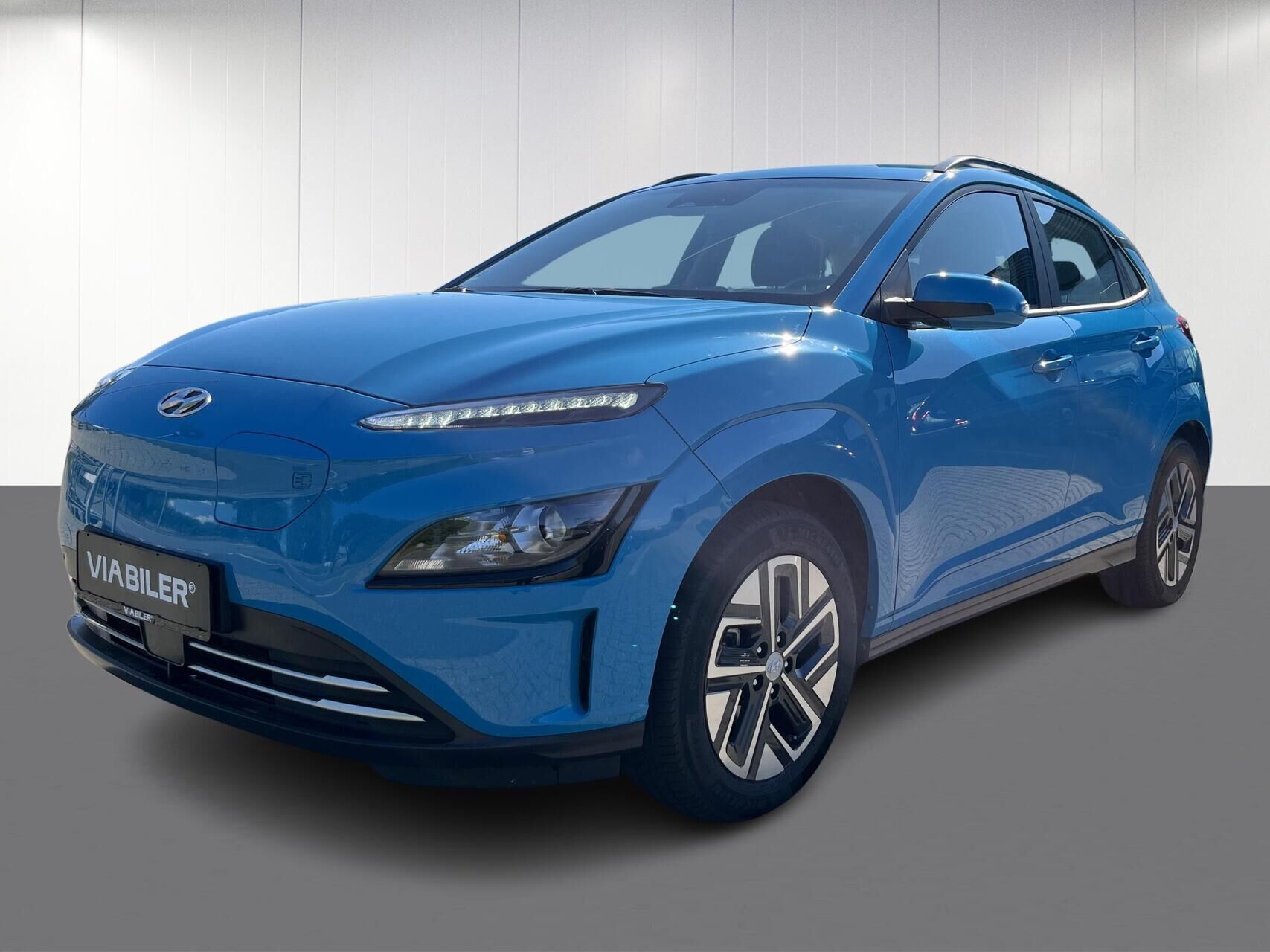 Blå Hyundai Kona fra 2022 set udefra