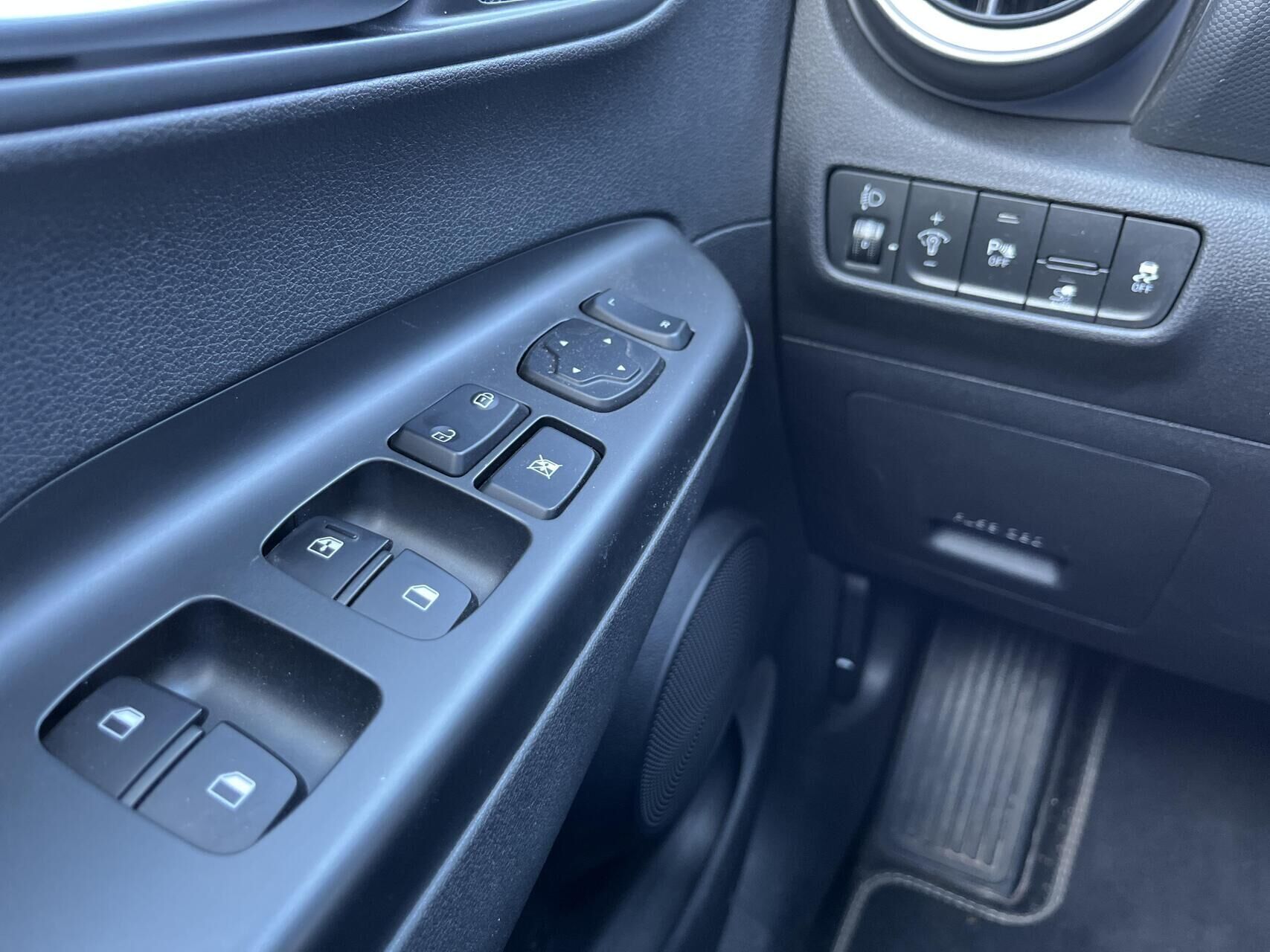 Blå Hyundai Kona fra 2022