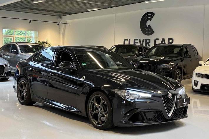 Sort Alfa Romeo Giulia fra 2017 set udefra