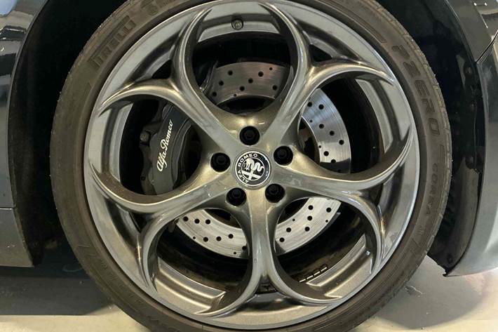 Sort Alfa Romeo Giulia fra 2017 set udefra