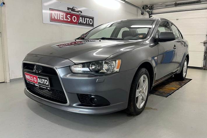 Grå Mitsubishi Lancer fra 2010 set udefra