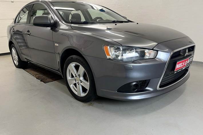 Grå Mitsubishi Lancer fra 2010