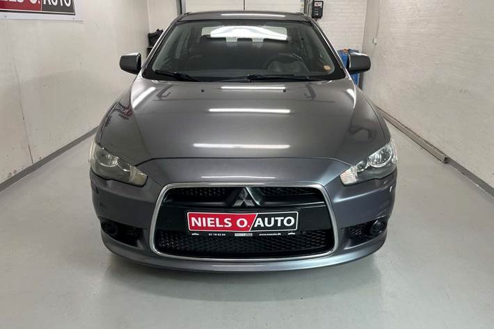 Grå Mitsubishi Lancer fra 2010 set udefra