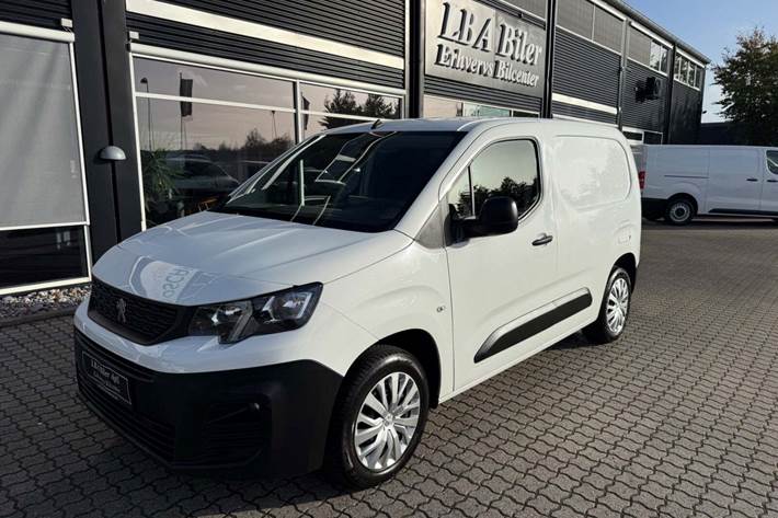 Hvid Peugeot Partner fra 2021 set udefra