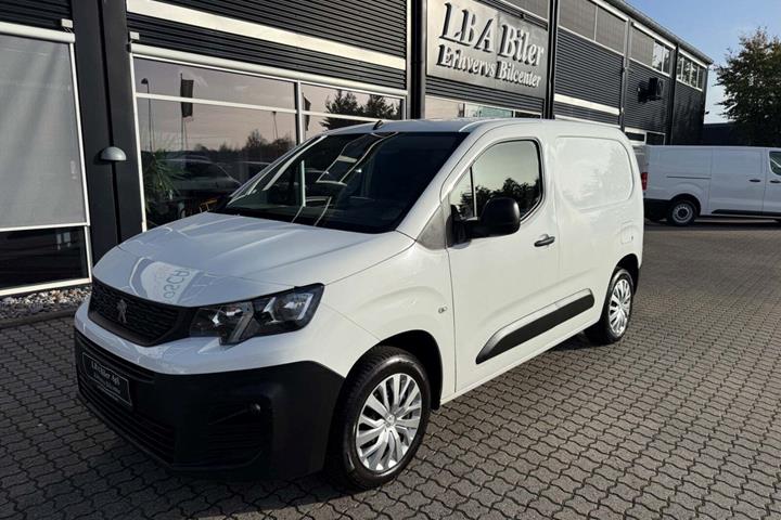 Hvid Peugeot Partner fra 2021 set udefra