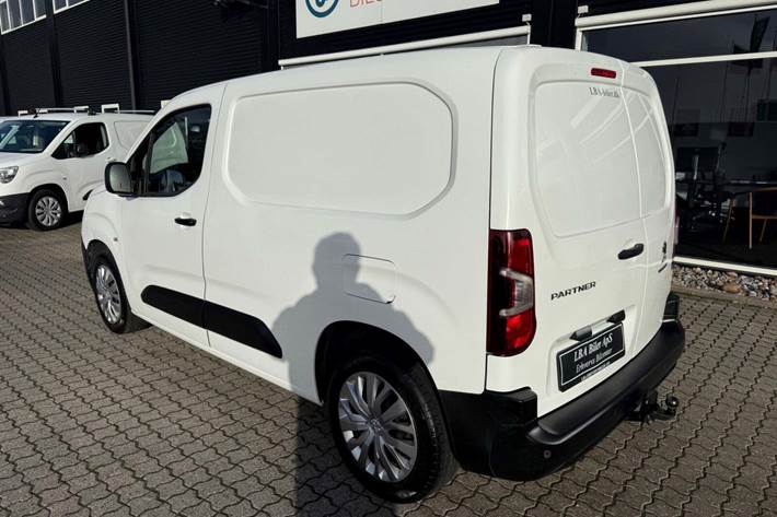 Hvid Peugeot Partner fra 2021
