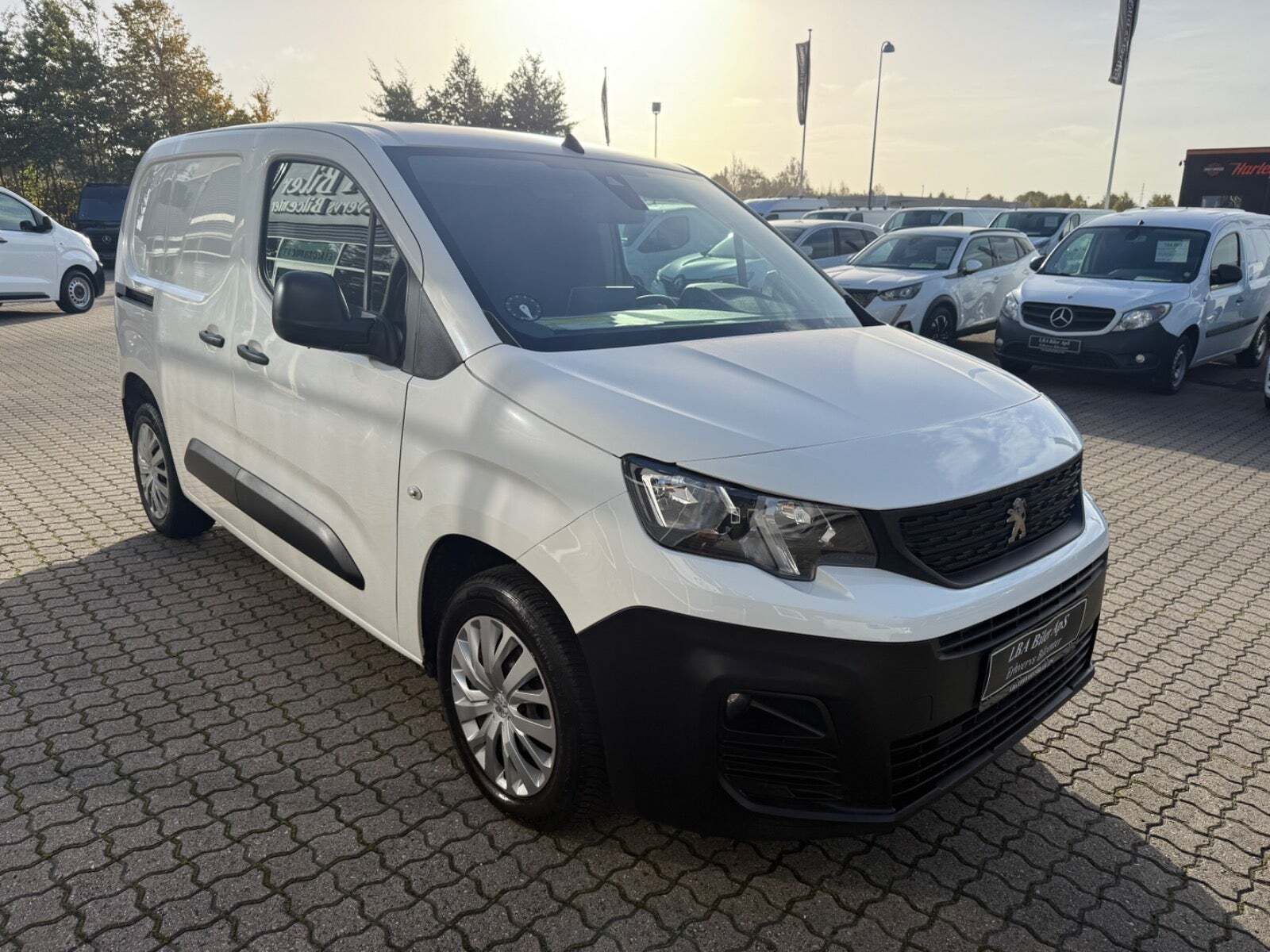 Hvid Peugeot Partner fra 2021
