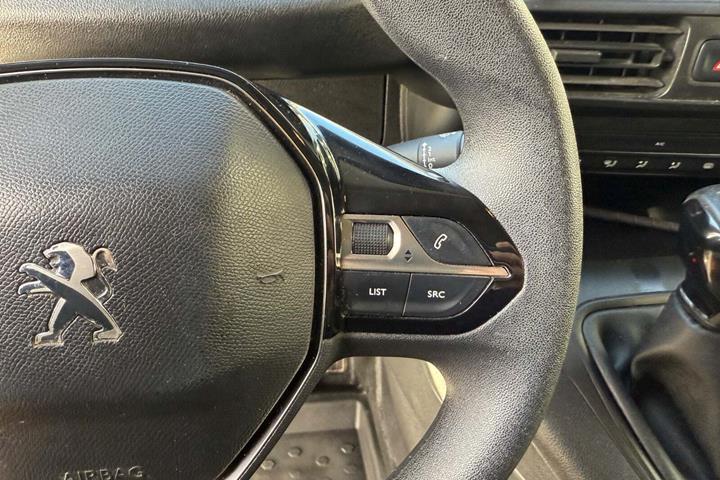 Hvid Peugeot Partner fra 2021