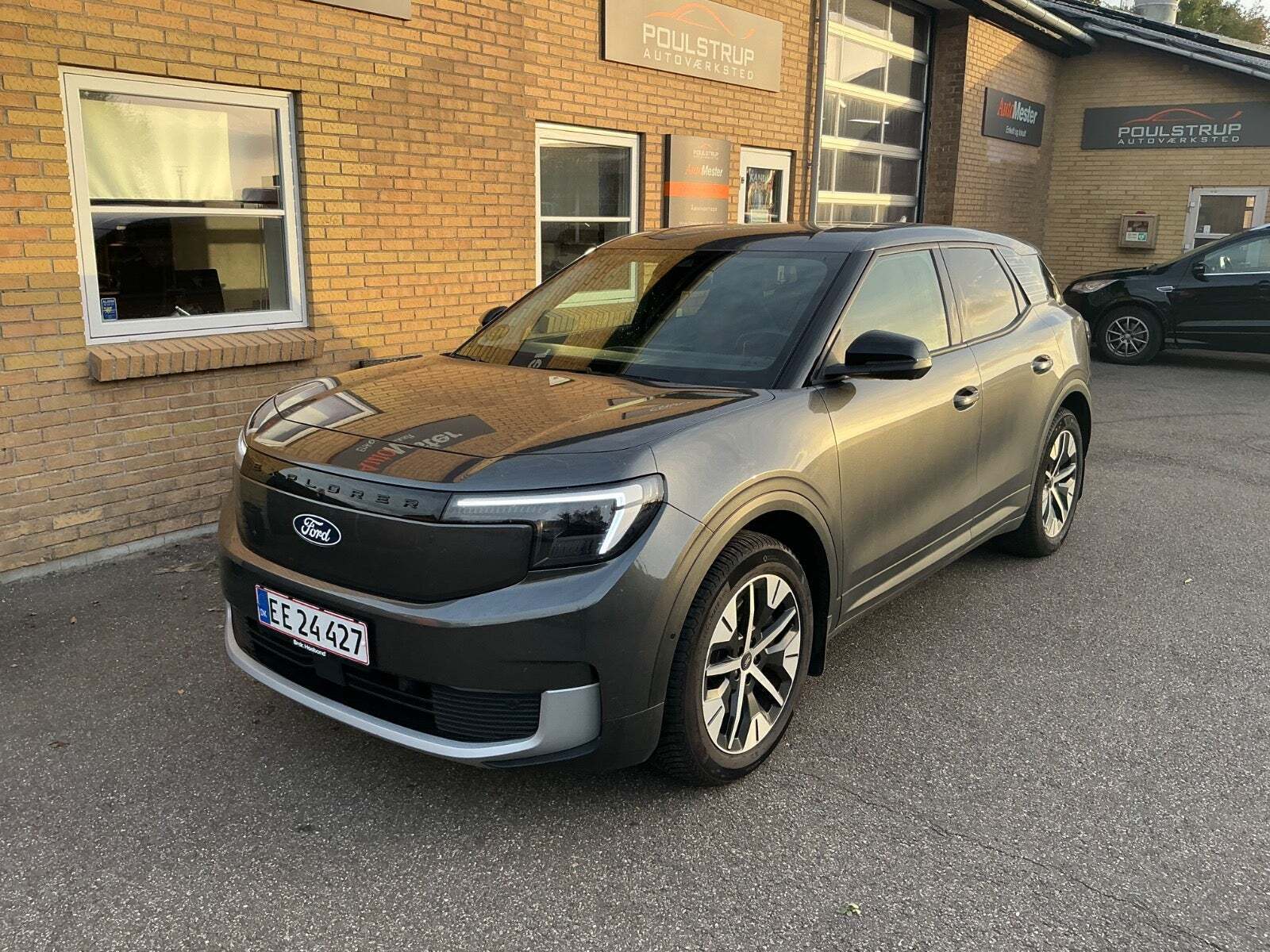 Ford Explorer 77 Select Extended Range