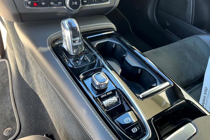 Grå Volvo V90 fra 2019