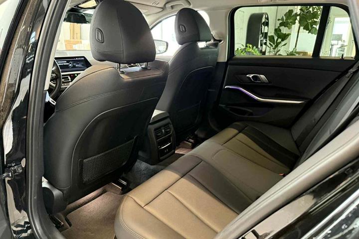 Sort BMW 320d fra 2021