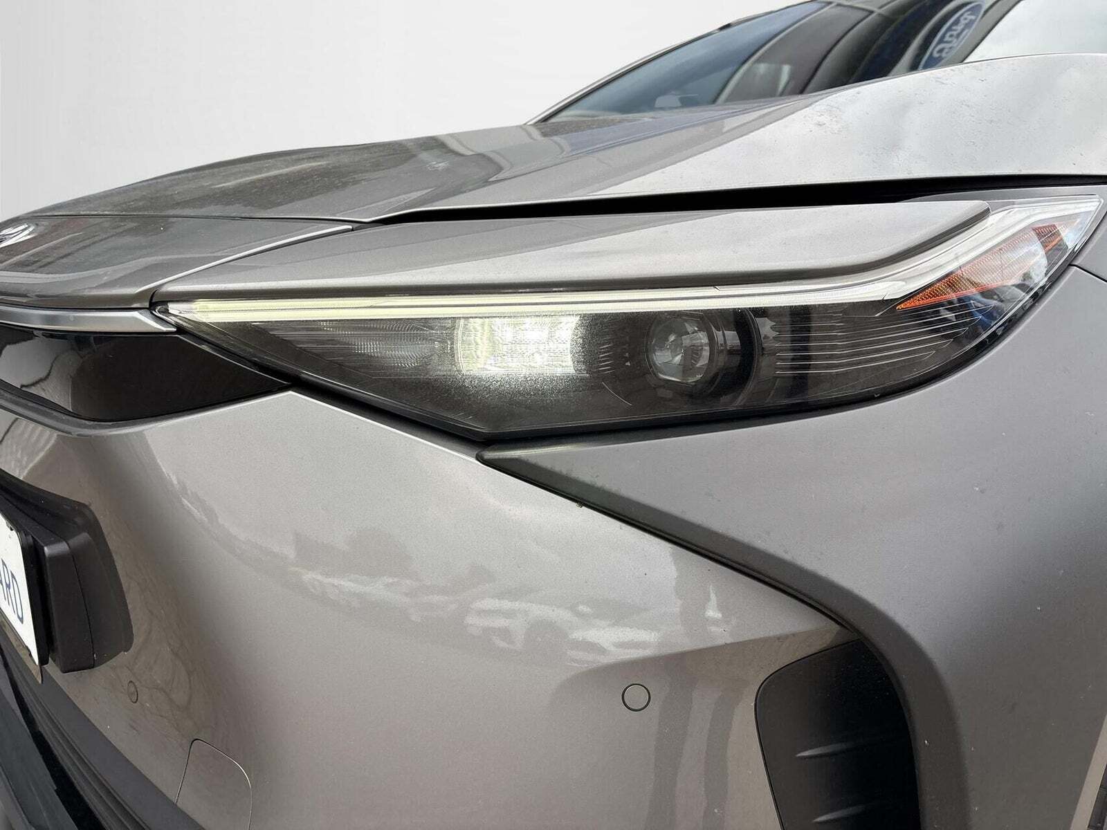 Grå Toyota BZ4X fra 2023