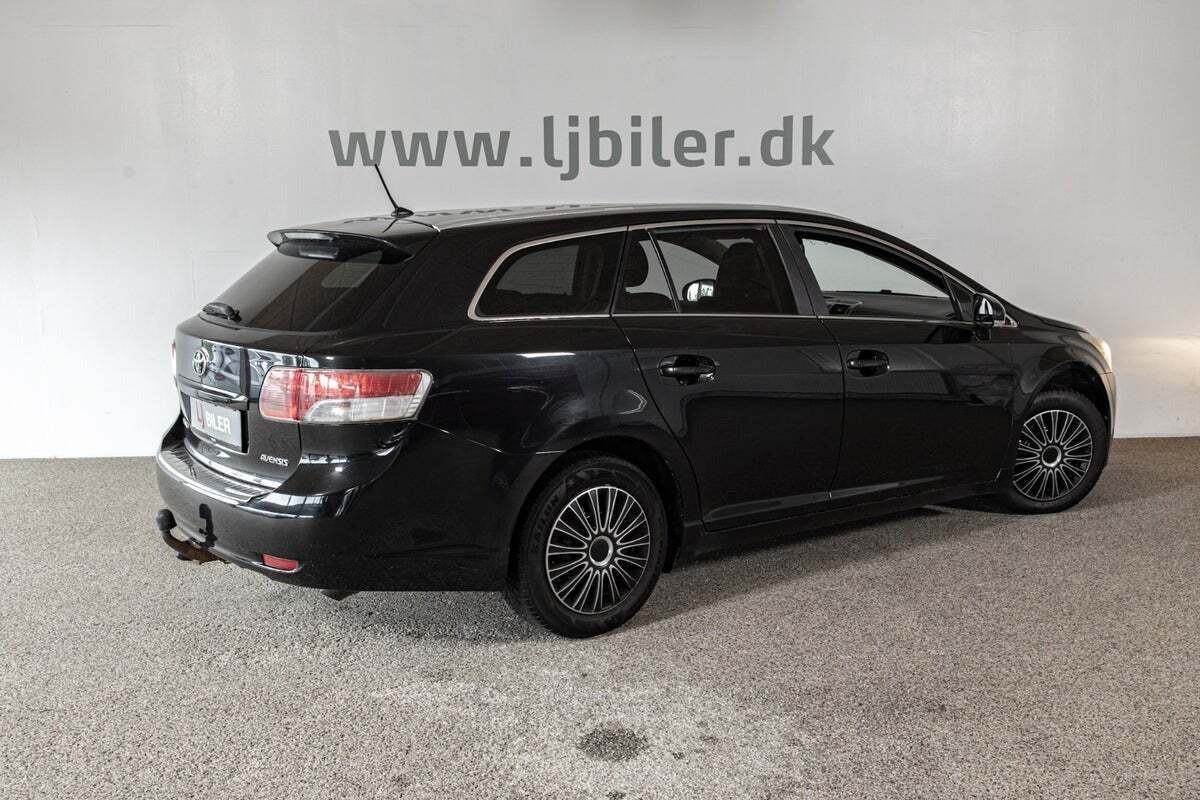 Sort Toyota Avensis fra 2011