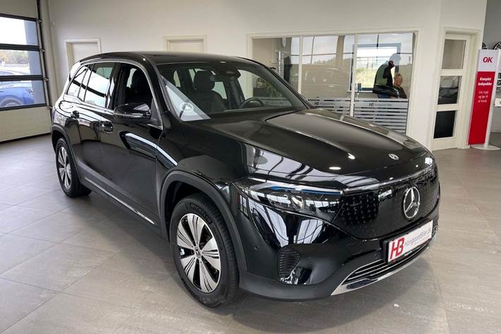 Sort Mercedes EQB300 fra 2024 set udefra
