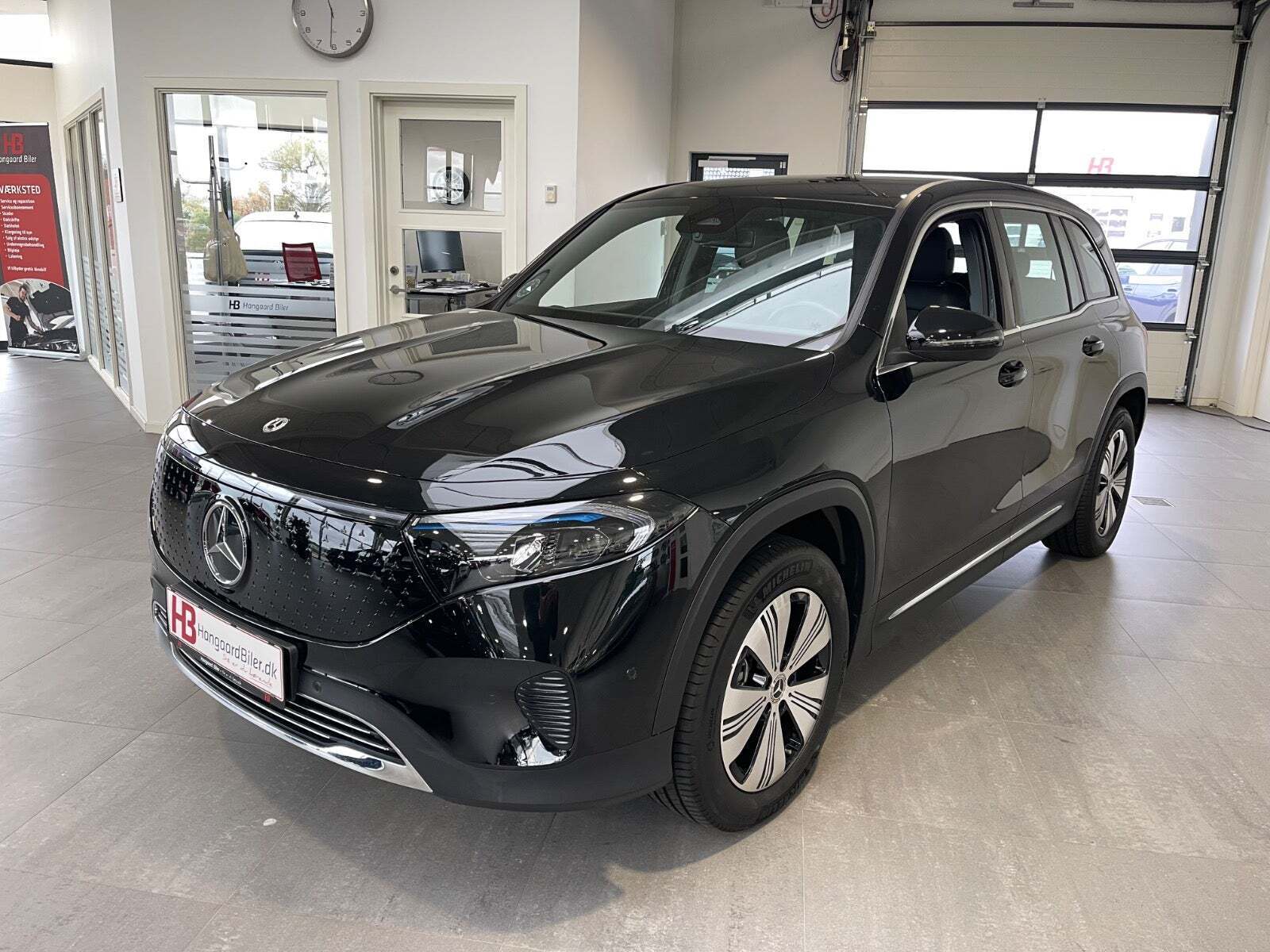 Sort Mercedes EQB300 fra 2024