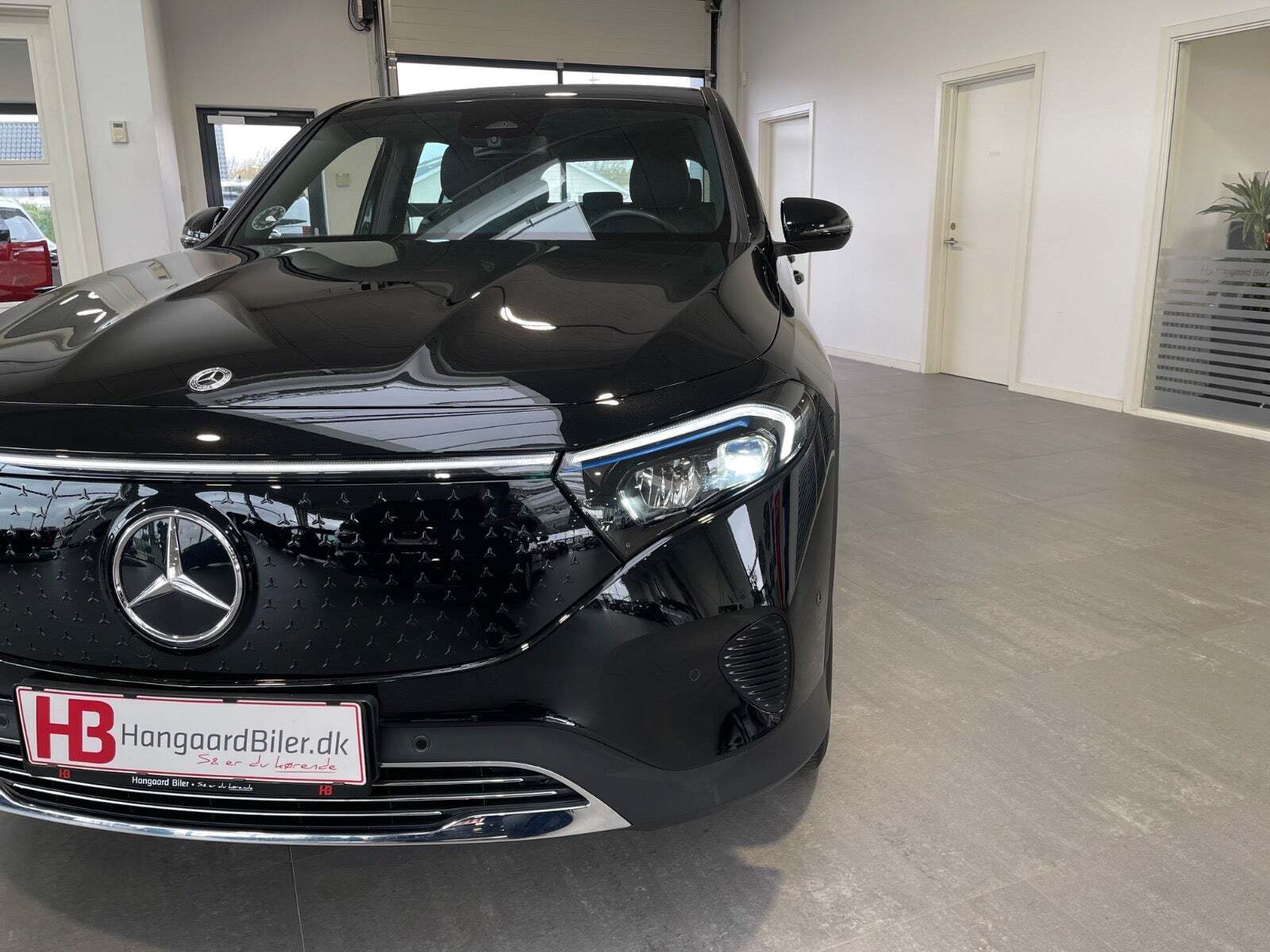 Sort Mercedes EQB300 fra 2024